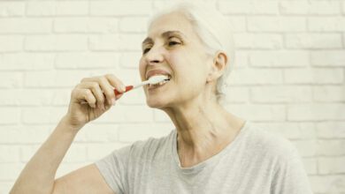 Cuidados com os dentes na terceira idade. Dicas para manter uma boa higiene oral e prevenção de doenças