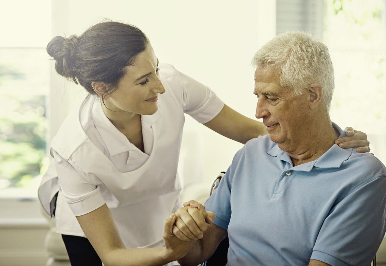 Quais características um cuidador de idosos deve ter?